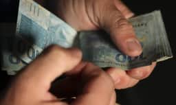 Salário mínimo de R$ 1.621 começa a valer