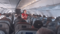 Pastora mirim faz pregação em voo e é contida por comissários