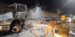 Caminhão com produto químico pega fogo em Sete Lagoas