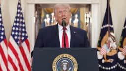 Trump defende "sucesso" na guerra e minimiza inflação