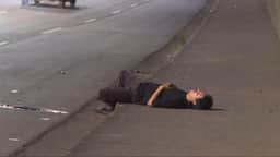 BH: motorista embriagado bate carro e deita na calçada para "dormir"