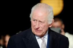 Charles III inicia visita aos EUA em meio a tensões diplomáticas