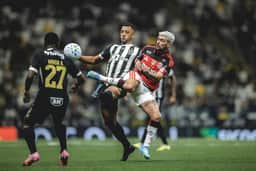 Atlético é goleado pelo Flamengo no Brasileirão
