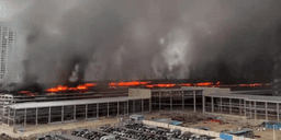 Incêndio atinge estacionamento da BYD na China 