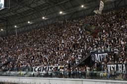Torcedores recebem Atlético com festa em Santos