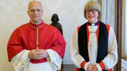 Papa se reúne com primeira mulher a comandar a Igreja Anglicana