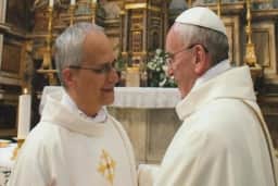 Leão XIV homenageia papa Francisco um ano após morte