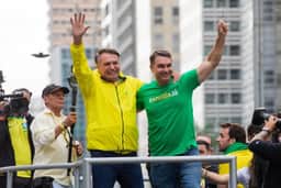 Flávio Bolsonaro chora ao falar do pai durante culto e critica decisão de Moraes