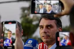 Flávio Bolsonaro defende CPMI do Master na tribuna do Congresso