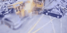Trem colide com ônibus em Bangkok e deixa pelo menos oito mortos