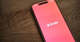 Homem tem conta reativada pela justiça após ser banido do Tinder