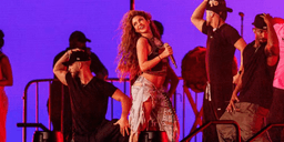Shakira faz show gratuito em Copacabana neste sábado 