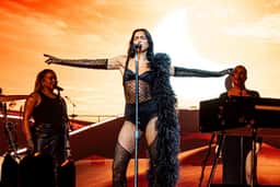 Dua Lipa processa Samsung em US$ 15 mi por uso de imagem