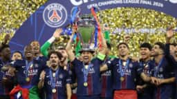 Marquinhos levanta a taça da Champions League 2026 conquistada pelo PSG • UEFA