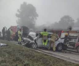 Colisão entre carreta e caminhonete mata duas pessoas na MG-050