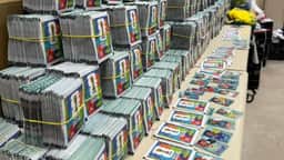 RJ: Polícia apreende 200 mil figurinhas falsificadas do álbum da Copa