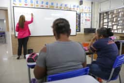 Analfabetismo no Brasil cai a 4,9% em 2025, mas desigualdades persistem