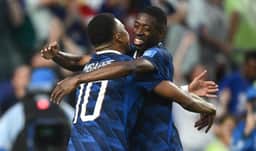 França vence o Iraque em jogo paralisado por raios