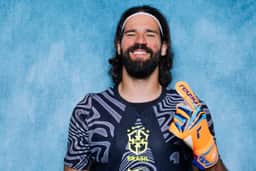 Alisson iguala recorde de Taffarel e Gilmar