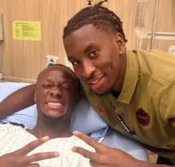 Companheiro posta foto com jogador que teve perna fraturada