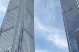 Avião de pequeno porte bate no arranha-céu mais alto de Pequim