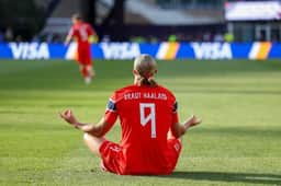 Haaland marca dois em estreia histórica