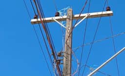 Jovem de 19 anos morre ao tentar retirar pipa de fios elétricos em MG