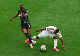Madibo, do Catar, comete falta em Ismael Kone, do Canadá, antes de ser expulso — Foto: Albert Gea