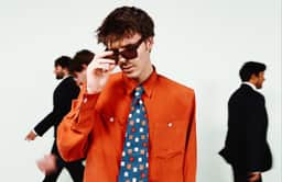 Cruz Beckham lança música sobre cicatrizes da vida