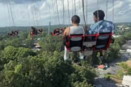 Brinquedo para e passageiros ficam presos a 80 m de altura nos EUA