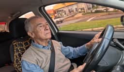 PR: Taxista de 85 anos encerra 59 anos de carreira no dia do vencimento da CNH