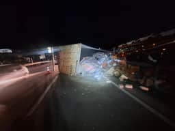 BR-381 registra capotamento de caminhão; motorista é resgatado