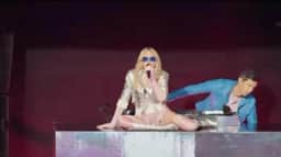 Madonna faz show surpresa na Times Square