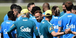 Neymar celebra retorno ao treino e pode estrear contra a Escócia