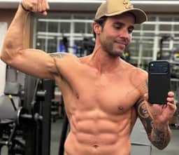 Ex-marido de Ivete posta foto sem camisa na academia