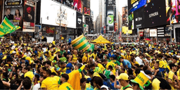 Brasileiros lotam Times Square em bandeiraço antes da estreia na Copa