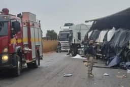 BR-251 é fechada após acidente com carretas no Norte de mg