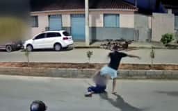 Homem agride mulher com chutes na rua no Sul de Minas
