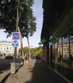 Menino de 3 anos morre preso em carro durante onda de calor em Paris