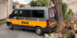 Van escolar perde controle e deixa 13 crianças feridas em BH