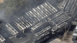 Imagens aéreas mostram destruição em garagem onde 27 ônibus pegaram fogo — Foto: Reprodução/TV Globo