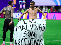 Giovani Lo Celso provoca Inglaterra com faixa sobre Malvinas
