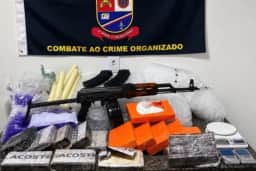 PM de SP acha fuzil em fábrica de drogas do crime organizado em Paraisópolis