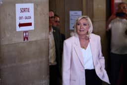 Tribunal francês abre caminho para Le Pen concorrer à Presidência