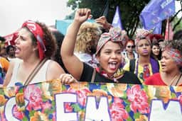 Um milhão de mulheres perdem assistência por cortes no financiamento, diz ONU