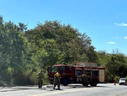 Ônibus pega fogo e é destruído na BR-365 em Montes Claros