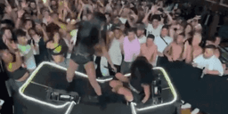 Estrutura de palco cede durante show de Pocah em festival na Grande BH