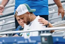 Neymar é consolado pela família após Brasil ser eliminado da Copa