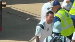 Messi é flagrado gargalhando durante revista em aeroporto nos EUA
