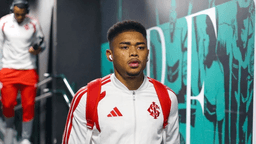 Zagueiro do Inter pode ficar seis meses fora por fratura em Gabriel Pec